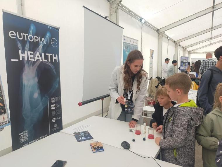 From Fruit Flies to the Seashore: EUTOPIA_HEALTH across Europe’s Researchers’ Night 2025